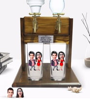 BK Gift Kişiye Özel Sevgililer Tasarımlı İkili Rakı Bardağı ve Çift Musluklu Doğal Ahşap Rakı Standı-4 (Model 1)