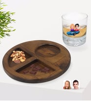 BK Gift Kişiye Özel Sevgililer Karikatürlü Viski Bardağı ve Doğal Masif Ahşap Ceviz Yuvarlak Sunum Tabağı Çerezlik Hediye Seti-52