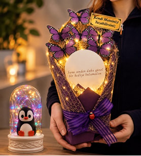 Kişiye Özel Yazılı LED Işıklı Aynalı Mor Kelebek Buketi ve Renkli LED Işıklı Penguenli Fanus