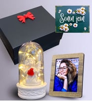 Hediye Kutusunda Size Özel Hediye Seti - Ahşap Fotoğraf Çerçevesi ve Led Işıklı Fanus (Model 1)
