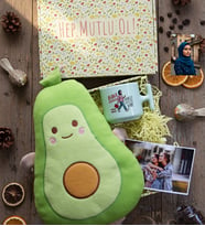 Kişiye Özel Karikatürlü Bana Hayransın Hediye Kutusu - Kişiye Özel T Pastel Kupa, Peluş Yastık, Fotoğraf 1 Adet Doğum Günü Hediyesi
