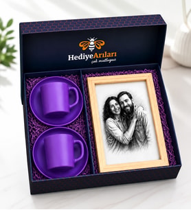 Kişiye Özel Karakalem Fotoğraflı Ahşap Çerçeve ve 2'li Mor Kahve Fincanı Premium Hediye Seti