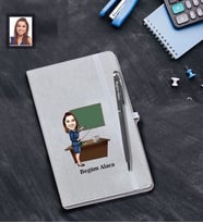 Kişiye Özel Öğretmen Karikatürlü Gri Defter Kalem Hediye Seti  Bayan-18
