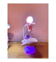 Modern masa lambası, şık tasarımı ve enerji tasarrufu ile ideal aydınlatma (Krem)