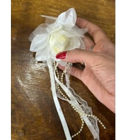 EKRU TOMURCUK ÇİÇEK BROŞ PÜSKÜLLÜ BROŞ YAKA İĞNESİ 8X5 CM