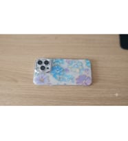 iPhone 15 Pro Max Uyumlu Mavi ve Mor Çiçek Desenli, Taşlı Kamera Korumalı Şık Telefon Kılıfı