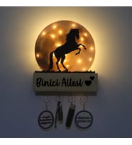 Lucenda Işıklı Pleksi Dolunay Kişiselleştirilebilir Dekoratif Biblo Ahşap Sage At Anahtar Askılığı (Sarı)