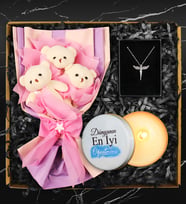 Öğretmenler Gününe Özel Tasarımlı Mum & Üçlü Peluş Ayıcık Buketi & Melek Kolye Hediye Seti