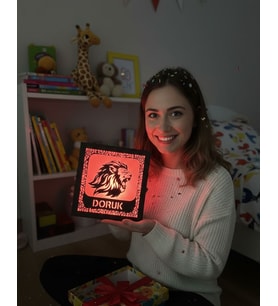 Kişiye Özel Işıklı Aslan Tasarımlı Ahşap Gece Lambası Kırmızı ( Canlı Anılar )