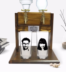 BK Gift Kişiye Özel Erkek ve Kadın Silüet Tasarımlı İkili Rakı Bardağı ve Çift Musluklu Doğal Ahşap Rakı Standı-1 (Model 1)