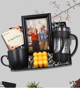 Kişiye Özel Siyah Çerçeve & Siyah Renk French Press & Siyah Kupa & Turuncu Renk Bubble Mum Hediye Seti