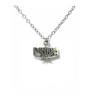 Pantera Logo Figürlü Gümüş Renk Unisex Metal Kolye – Heavy Metal Ruhunu Yansıtan Takı