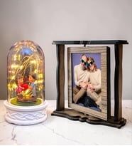 Kişiye Özel 2 Fotoğraflı Dönen Ahşap Çerçeve ve LED Işıklı Kalp Tutan Çift Biblolu Fanus Hediye Seti