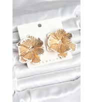 Pirinç Gold Renk Beyaz Mine Detaylı Lotus Kadın Küpe