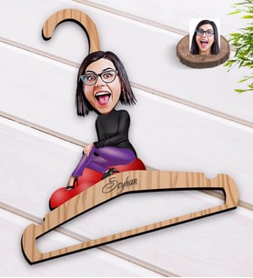 BK Gift Kişiye Özel Kadın Karikatürlü Standart Boy Ahşap Elbise Askısı-2