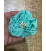 9X9 CM TAŞLI İNCİLİ KABARTMA GÜL ÇİÇEK BROŞ YAKA İĞNESİ TÜRBAN İĞNESİ (Cam Göbeği)