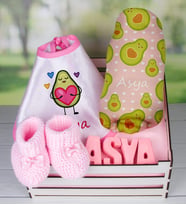 eJOYA Ahşap Sandıkta Kişiye Özel Önlük Battaniye Taş İsimlik Ve Patik Bebek Hediye Seti 109733 (Pembe)