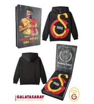 Galatasaray Orijinal Lisanslı Büyük Logo Çocuk Sweat Metin Oktay Baskılı Hediyelik Ahşap Kutulu (Siyah)
