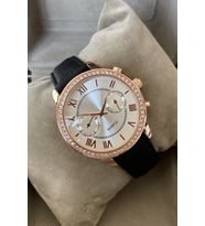 Deri Kordon Şık Zirkon Taşlı Saat Kutulu Kadın Kol Saati Rose Gold Siyah Renk Kadına Eşe Arkadaşa Yakınınıza Sevgiliye Ablaya Anneye Teyzeye Halaya Doğum Günü Özel Gün Yıl Dönümü Hediyesi Kız Kardeşe Kız Çocuğa Hediye