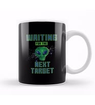 Retro Pixel Alien Waiting For Next Target Kupa Bardak Porselen