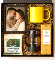 Kişiye Özel Premium Fotoğraflı French Press Kahve Hediye Seti – Filtre Kahve, Kupa, Kolonya ve Ahşap Çerçeve Seti Sevgiliye Kupa Kırmızı,sarı, turuncu, mavi, siyah mermer desen 5 Renk Kupa Seçenegiyle