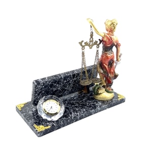 Size Özel Saatli ve Adalet Heykelli Masa İsimliği  Mermer Tasarımlı Premium Ofis Hediyesi (Model 2)