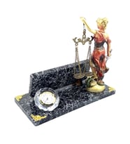 Size Özel Saatli ve Adalet Heykelli Masa İsimliği  Mermer Tasarımlı Premium Ofis Hediyesi (Model 2)