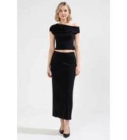Kadın Büyük Beden Asimetrik Yaka Drape Detaylı Vücuda Oturan Esnek Örme Crop Top Uzun Etek Takımı