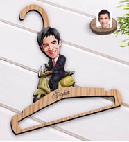 BK Gift Kişiye Özel Erkek Motorcu Karikatürlü Standart Boy Ahşap Elbise Askısı-3