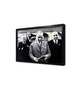 Atatürk Kitap İncelerken Çerçeveli Cam Tablo