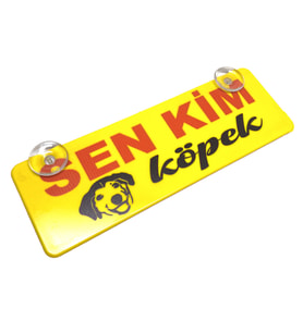 Sen Kim Köpek Yazılı Sarı Dekor Plaka Vantuzlu Cam Süsü 22x7.5cm