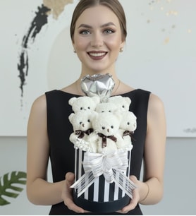Sevgiliye Özel Premium 6'lı Beyaz Ayıcık Buketi – Kalpli Balonlu Romantik Hediye Kutusu (Siyah Beyaz)