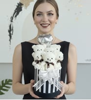 Sevgiliye Özel Premium 6'lı Beyaz Ayıcık Buketi – Kalpli Balonlu Romantik Hediye Kutusu (Siyah Beyaz)