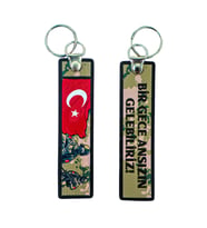 “Bir Gece Ansızın Gelebiliriz” Çift Taraflı Anahtarlık 3D, (12 cm x 3 cm) (Çok Renkli)