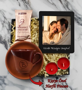 Kişiye Özel Kahve Lezzeti Hediye Seti (Harf Baskılı Toprak Fincan & Fotoğraflı Çerçeve & Kahve & Mini Mum)