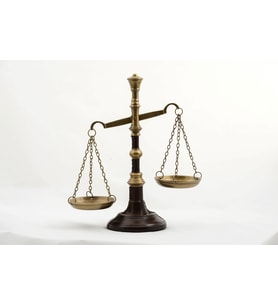 Alt Tarafı Deri Yanları Pirinç Adalet Terazisi 31 cm x 20 cm