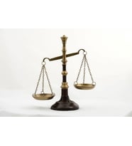 Alt Tarafı Deri Yanları Pirinç Adalet Terazisi 31 cm x 20 cm