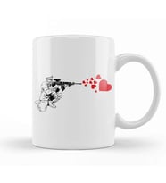 Graffiti Military Rifle Shooting Out Hearts Artsy Kupa Bardak Porselen