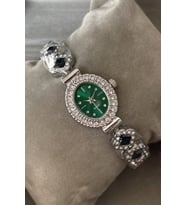 Şık Saat Kutulu Oval Kadın Kol Saati Özel Zirkon Taşlı Metal Kordon Gümüş Yeşil Renk Yılbaşı İçin Özel Hediye Zarif Sürpriz Hediye Sevgiliye Anneye Ablaya Eşe Hanıma Kardeşe Teyzeye Doğum Günü Yıl Dönümü Hediyesi Arkadaşa Dosta