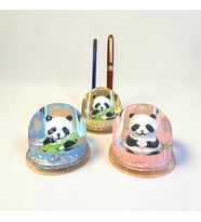 Sevimli Panda Sulu Kalemlik – Mini Kar Küresi Efektli Masa Dekoru (8 cm)