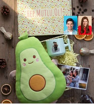 Kişiye Özel Karikatürlü Romantik Aşıklar Sevgiliye Hediye Hediye Kutusu - Kişiye Özel T Pastel Kupa, Peluş Yastık, Fotoğraf 1 Adet Sevgililer Günü Hediyesi