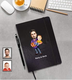 Kişiye Özel Babalar Günü Baba Erkek Bebek Karikatürlü Siyah Defter Kalem Hediye Seti Model-3