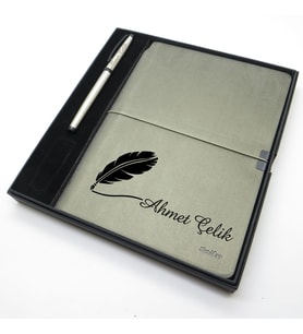 Scrikss İsme Özel Verona Defter & İsme Özel Scrikss Metal Roller Kalem Seti (Öğretmenler Günü veya başka bir mesaj işlenebilir) (Karışık)