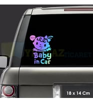 Merhaba Tokalı Kız Arabada Bebek Var Renkli Çıkartma Hologram Oto Sticker Etiket 18 x 14 Cm