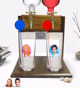 BK Gift Kişiye Özel Renkli Baskılı Erkek ve Kadın Karikatürlü İkili Vodka Bardağı ve Çift Musluklu Doğal Ahşap Vodka Standı-31 (Model 1)