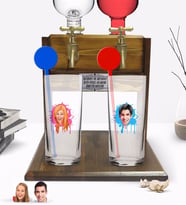 BK Gift Kişiye Özel Renkli Baskılı Erkek ve Kadın Karikatürlü İkili Vodka Bardağı ve Çift Musluklu Doğal Ahşap Vodka Standı-31 (Model 1)