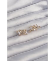 Pirinç Gold Renk İri Zirkon Taşlı Kıvrımlı Minimal Kelebekli Halka Küpe 5886 - HPSBYI3675-3