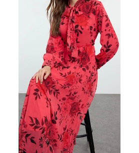 Moda Regular Boyundan Bağlamalı Maxi Boy Tesettür Çiçek Desenli Astarlı Piliseli Şifon Dokuma Elbise (Fuşya)