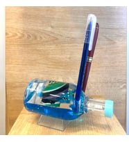 Işıklı Deniz Temalı Gemi Sulu Kalemlik – LED'li Masa Dekoru (14.5 cm)