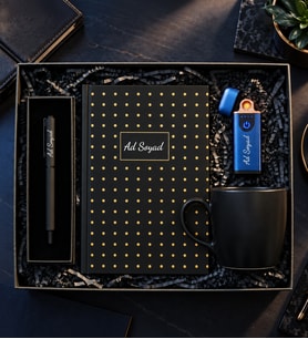 Kişiye Özel Lüks Hediye Kutusu ( USB Şarjlı Mavi Çakmak & Roller Kalem & Defter & Siyah Kupa Premium Hediye Seti )